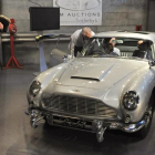 El DB5, utilizado en el rodaje, que se subastó por más de cuatro millones de euros. /