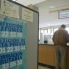 Un contribuyente consulta datos de su declaración en las oficinas de la Agencia Tributaria en León
