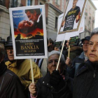 Un grupo de preferentistas protesta ante la Audiencia Nacional, este lunes.