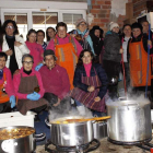 Las mujeres, junto a las cazuelas de carne con costilla. CAMPOS