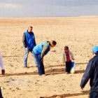 El equipo de la ONU con Marwan, en pleno desierto.