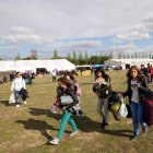 Jóvenes se preparaban ayer para acampar en Villalar y disfrutar de la Noche Comunera en la campa de esta localidad.