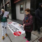 Mohamed, a la derecha, junto a una representante de Stop Desahucios a la izquierda