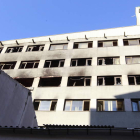 Estado en el que quedó el eficio tras el incendio visto desde el callejón de la calle San Agustín.
