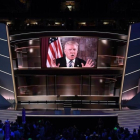 Donald Trump habla en pantalla en el segundo día de la Convención Republicana, en Cleveland, el 19 de julio.