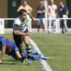 Turzo, con la elástica del Burgos esta temporada, supera a un jugador de la Segoviana.