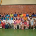 Las autoridades locales junto a los niños que participaron en las escuelas deportivas