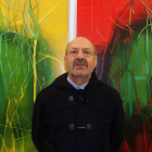 El artista leonés Esteban Tranche junto a una de las obras de la exposición. CUEVAS