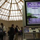 Un grupo de estudiantes espera para los exámenes de selectividad del curso pasado