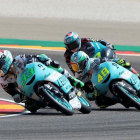 Los pilotos de Moto3 Enea Bastianini (i), Lorenzo Dalla Porta (d) y Adam Norrodin (c), durante la sesión de entrenamientos libres celebrada ayer.