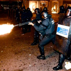 Agentes de los Mossos en un disturbio en Barcelona.
