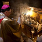 El patriarca latino de Jerusalén bendice una imagen del Niño Jesús en la iglesia de la Natividad en