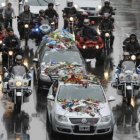 Miles de personas despidieron el cortejo fúnebre.