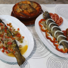 La variedad de los platos que se elaboran con trucha en la Piscifactoría de Villanueva de Carrizo es muy amplia. Sobre estas líneas, el equipo del restaurante. A la izquierda, las instalaciones de la piscifactoría y abajo, algunos de los postres caseros q