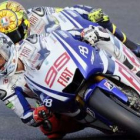 Literalmente, el duelo que mantuvieron Lorenzo y Rossi, en la imagen, hizo saltar chispas sobre el a