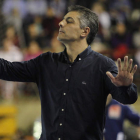 El técnico del Reale Ademar, Isidoro Martínez, dirigiendo en uno de sus últimos partidos.