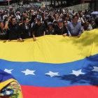 El líder opositor Henrique Capriles (centro), junto a distintos dirigentes del partido opositor Primero Justicia, participa en una caminata que acompaña el cortejo fúnebre del concejal fallecido Fernando Albán, el 10 de octubre del 2018 en Caracas.