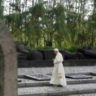 El Papa ante las tumbas de los que murieron en el campo de concentración