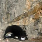 Una malla evitará los constantes despredimientos de rocas a la entrad del túnel