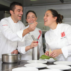 Héctor Lopez, Lucía Freitas y Beatriz Sotelo, ayer en la cocina del gastrocamión. L. DE LA MATA