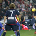 Agüero (d) en el momento de conseguir su primer gol ante el Sporting