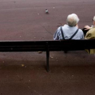 Dos jubilados sentados en un parque.