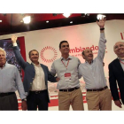 González, Zapatero, Sánchez, Rubalcaba y Almunia saludan a los militantes en la clausura del congreso federal del PSOE.