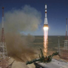 El cohete con el 'Progress M-27M', este martes, al despegar de Baikonur (Kazajstán).