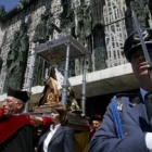 La Virgen del Camino sale del santuario flanqueada por miembros de la Academia Básica del Aire