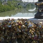 Los candados puestos de moda por Federico Moccia desbordan el puente y atraen a los vendedores ambulantes.