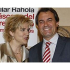 La periodista Pilar Rahola conversa con el presidente de CiU, Artur Mas.