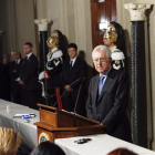 El excomisario europeo Mario Monti habla con la prensa tras su reunión con Napolitano.