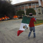 Un manifestante pasa por delante de la sede del Congreso del Estado de Guerrero.