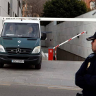 Un furgón policial traslada a Ana Julia Quezada