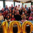 Petra Barrio, rodeada de su familia, en la celebración de sus cien cumpleaños. DL