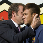 El expresidente del Barça, Sandro Rosell, junto a Neymar el 3 de Junio de 2013 en el acto de presentación del jugador.