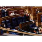 Pablo Iglesias aplaude a sus diputados en su despedida. CHEMA MOYA