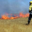 Uno de los brigadas intenta sofocar las llamas del incendio de Carrizo