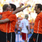 Los jugadores holandeses celebran el gol de Dirk Kuyt (i) contra Dinamarca.