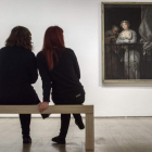 Dos mujeres contemplan una obra de Goya. JAVIER ZORRILLA