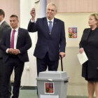 Milos Zeman deposita su voto en las elecciones presidenciales en la República Checa.