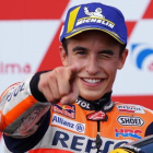 El catalán Marc Márquez (Honda), le guiña el ojo y señala a todo su equipo desde lo alto del podio de Sachsenring.