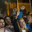 La mujer de Leopoldo López, en la manifestación en apoyo al líder opositor Leopoldo López, anoche.
