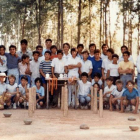 Antonio con sus alumnos en la bolera de El Soto en 1985. DL