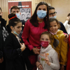 La reina Letizia posa con los menores que participan en el proyecto ‘Yo cuento’. CASA REAL / FRANCISCO GÓMEZ