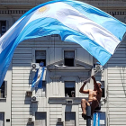 Un hombre subido a un semáforo. AGENCIAS