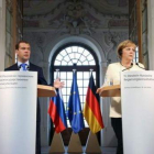 Dmitri Medvédev y Ángela Merkel, ayer en rueda de prensa.