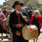 Maxi Arce, a la flauta y el tamboril, durante una procesión.