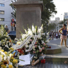 Ofrendas florales al inicio de la Rambla, en la vigilia del aniversario de los atentados del 17-A.