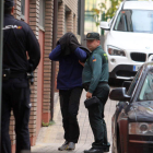 El encarcelado, con la cabeza cubierta por una prenda, ayer a la entrada al juzgado de Ponferrada para declarar ante el juez. ANA F. BARREDO